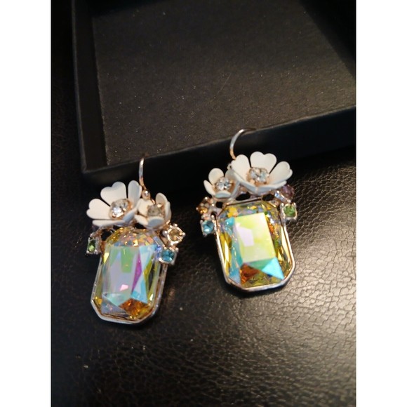 STUNNING! Gold White Flower Aurora Emerald Cut Earrings - Picture 3 of 7